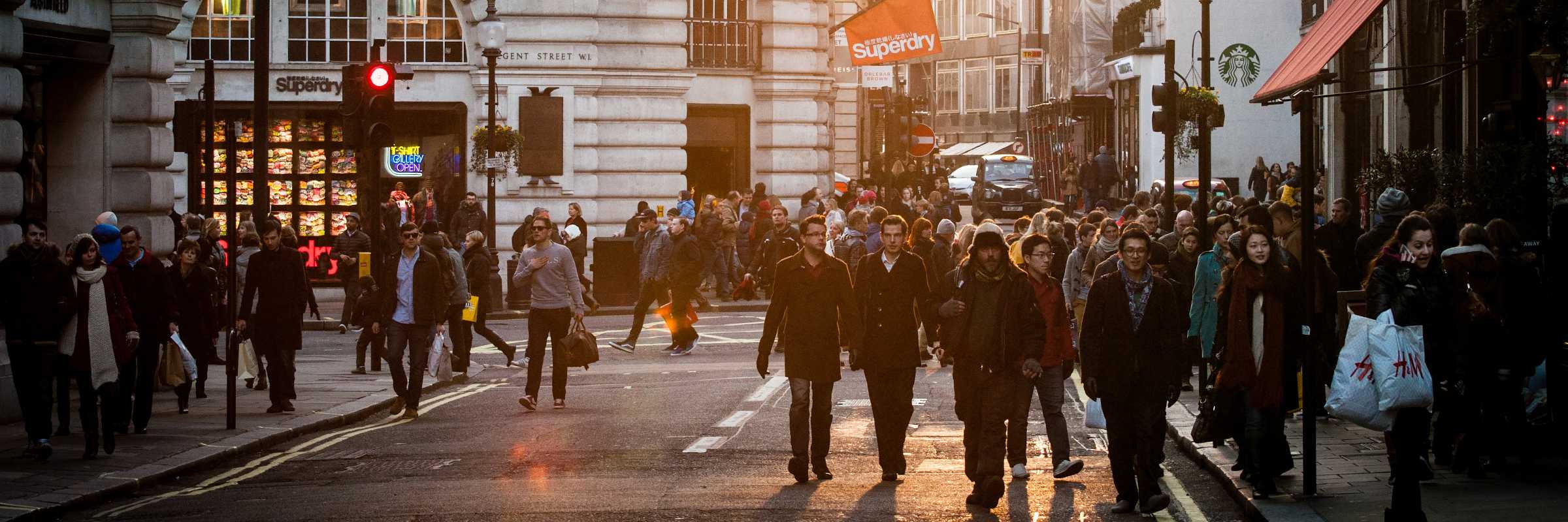 Leute, die durch London laufen, plaudern und einkaufen
