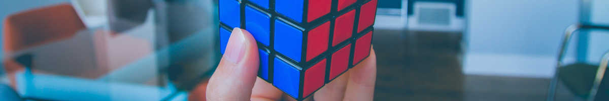 Mann hält einen Rubik's Cube
