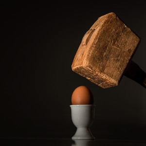 Hammer auf einem Ei