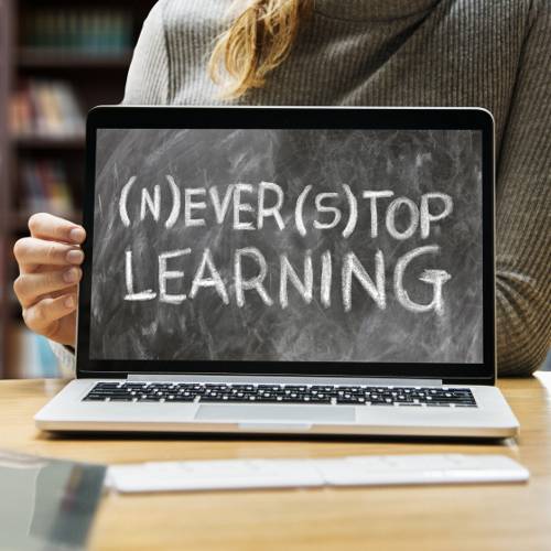 Laptop mit Tafelbildschirm mit der Aufschrift 'Never stop Learning'