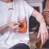 Ein Mitarbeiter macht eine Teepause